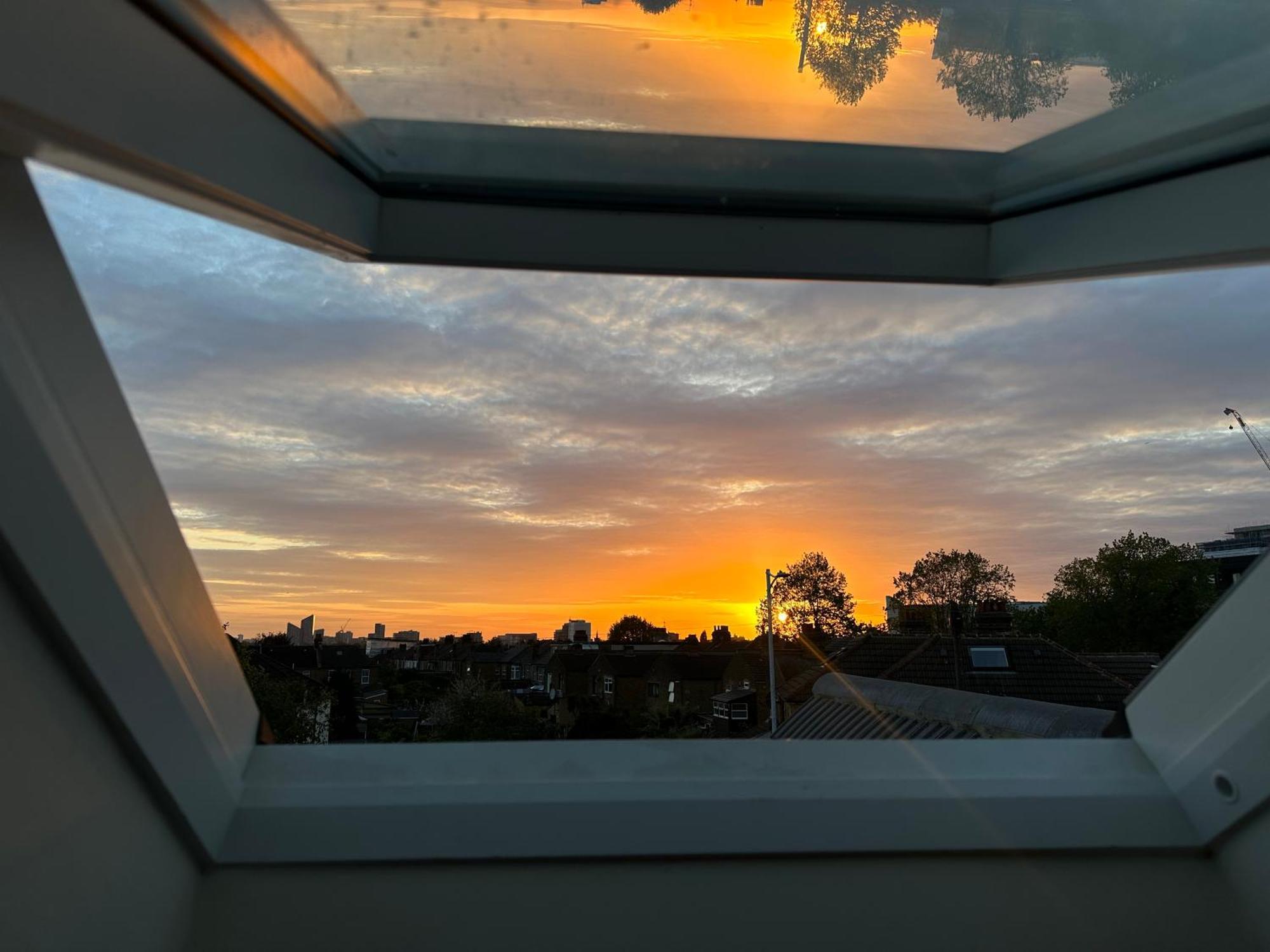 Apartamento Cosy On Elizabeth Line - Free Parking Londres